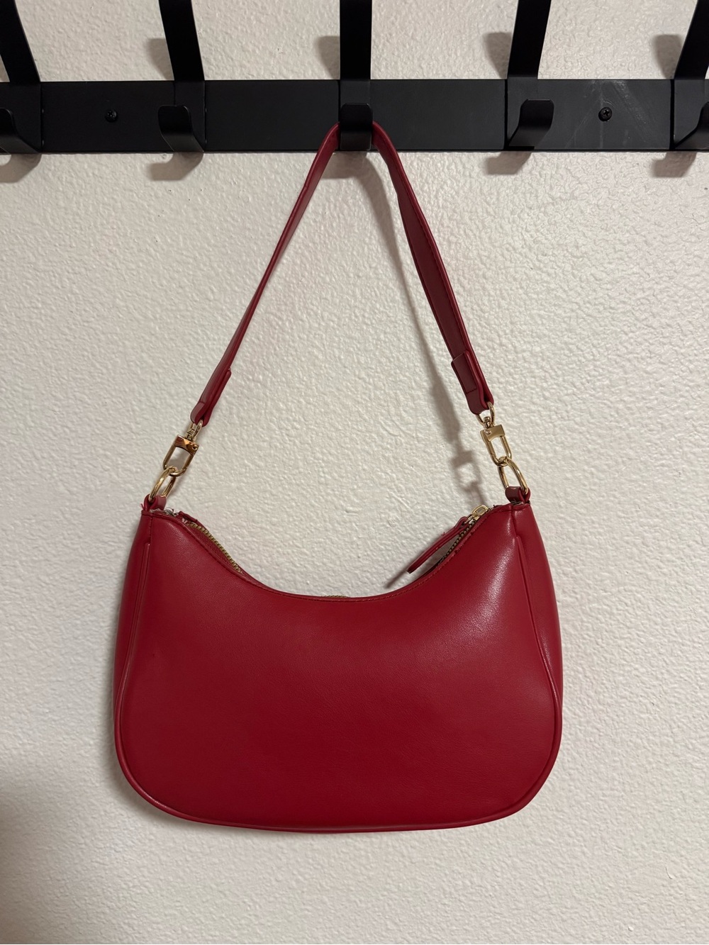 Elegant Red Shoulder Bag - Sleek Everyday Carry
